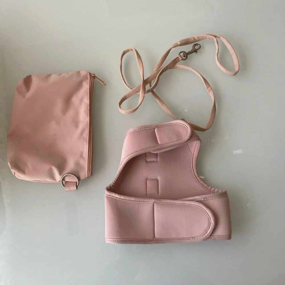 Leash for cat or dog with collar and a storing pouch.